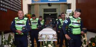 Honras fúnebres para el agente David Marroquìn, atropellado la madrugada del pasado sábado. Foto La Hora: PNC