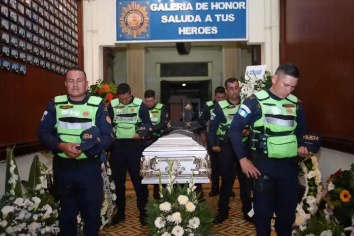 honras funebres Honras fúnebres para el agente David Marroquìn, atropellado la madrugada del pasado sábado. Foto La Hora: PNC