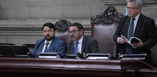 El primer vicepresidente del Congreso, Jorge Castro, durante una plenaria legislativa Foto: La Hora / José Orozco