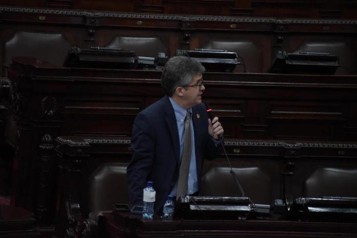 El ministro de Salud, Joaquín Barnoya, responde en la interpelación por la contratación de personal en hospitales. Foto: La Hora / José Orozco