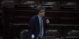 El ministro de Salud, Joaquín Barnoya, responde en la interpelación por la contratación de personal en hospitales. Foto: La Hora / José Orozco