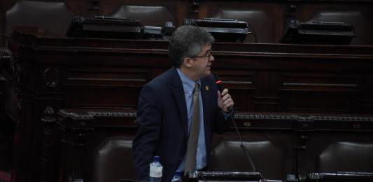 El ministro de Salud, Joaquín Barnoya, responde en la interpelación por la contratación de personal en hospitales. Foto: La Hora / José Orozco