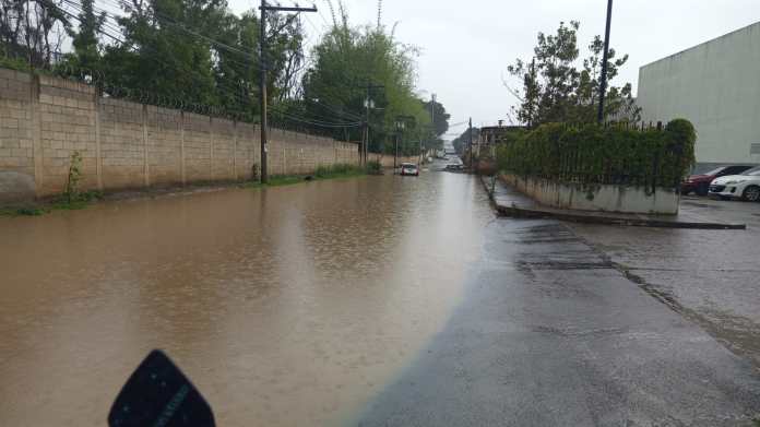Inundación registrada en la 30 avenida Bosques de San Nicolás, zona 4 de Mixco. Foto La Hora: Cortesía 