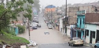 Vehículo atorado en una calle inundada de zona 18. Foto La Hora: Redes sociales/ @viniciogutierr3