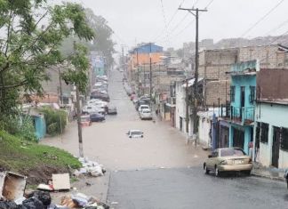 Vehículo atorado en una calle inundada de zona 18. Foto La Hora: Redes sociales/ @viniciogutierr3