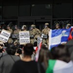 La Guardia Nacional de California protege el edificio federal durante las protestas provocadas por las redadas de inmigración en Los Ángeles, California, EE.UU. La Hora: EFE/ALLISON DINNER
