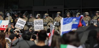 La Guardia Nacional de California protege el edificio federal durante las protestas provocadas por las redadas de inmigración en Los Ángeles, California, EE.UU. La Hora: EFE/ALLISON DINNER