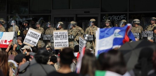 La Guardia Nacional de California protege el edificio federal durante las protestas provocadas por las redadas de inmigración en Los Ángeles, California, EE.UU. La Hora: EFE/ALLISON DINNER