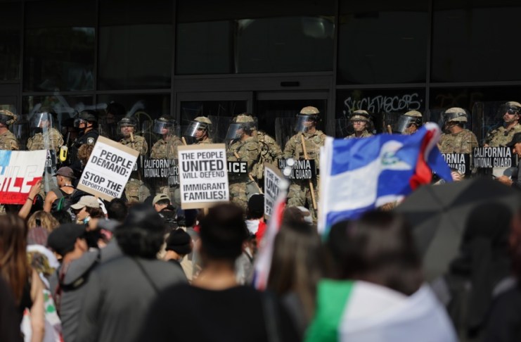La Guardia Nacional de California protege el edificio federal durante las protestas provocadas por las redadas de inmigración en Los Ángeles, California, EE.UU. La Hora: EFE/ALLISON DINNER