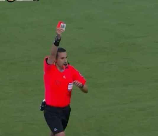 El árbitro mexicano, César Ramos, mostró una tarjeta roja junto con una estampa de la Virgen de Guadalupe en el Boca Juniors vs Benfica. Foto La Hora: ESPN