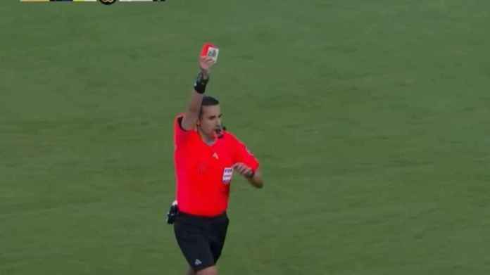 El árbitro mexicano, César Ramos, mostró una tarjeta roja junto con una estampa de la Virgen de Guadalupe en el Boca Juniors vs Benfica. Foto La Hora: ESPN El árbitro mexicano, César Ramos, mostró una tarjeta roja junto con una estampa de la Virgen de Guadalupe en el Boca Juniors vs Benfica. Foto La Hora: ESPN