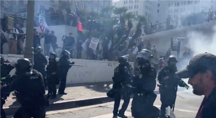 Los Ángeles, el epicentro de las manifestaciones contra ICE, registró enfrentamientos entre agentes policiales y protestantes. Foto La Hora: La Jornada