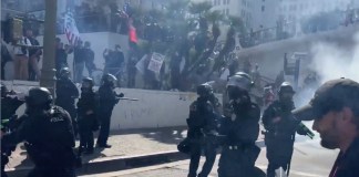 Los Ángeles, el epicentro de las manifestaciones contra ICE, registró enfrentamientos entre agentes policiales y protestantes. Foto La Hora: La Jornada