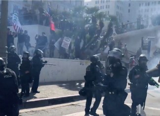 Los Ángeles, el epicentro de las manifestaciones contra ICE, registró enfrentamientos entre agentes policiales y protestantes. Foto La Hora: La Jornada