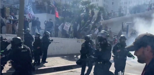 Los Ángeles, el epicentro de las manifestaciones contra ICE, registró enfrentamientos entre agentes policiales y protestantes. Foto La Hora: La Jornada