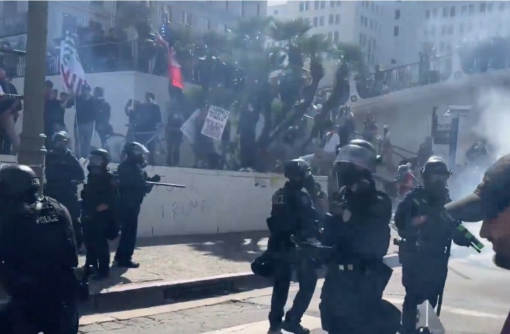 Los Ángeles, el epicentro de las manifestaciones contra ICE, registró enfrentamientos entre agentes policiales y protestantes. Foto La Hora: La Jornada