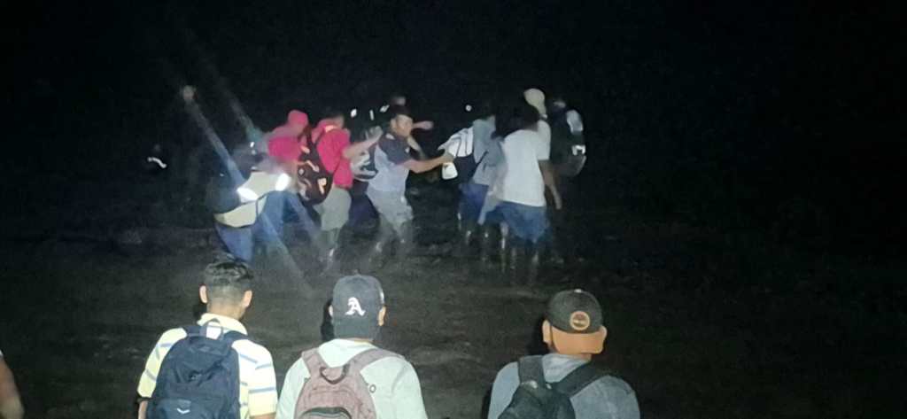 Bomberos rescataron a personas que quedaron atrapadas por la crecida del río El Jute. Foto La Hora: Bomberos Unidos Sin Fronteras