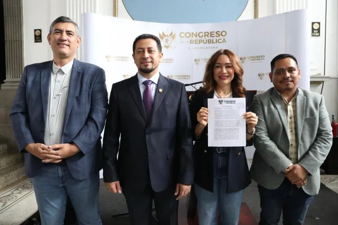 medicamentosevleyn La iniciativa de ley de garantizar medicamentos en emergencias de hospitales es impuslada por la diputada Evelyn Morataya. Foto: Congreso de la República