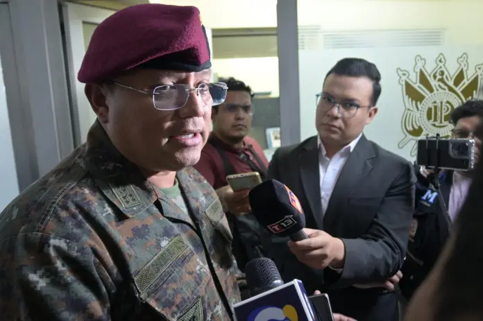 El titular del Ministeiro de la Defensa, Henry Saénz, brindó detalles sobre el incidente registrado en La Mesilla. Foto La Hora: Fabricio Alonzo El titular del Ministeiro de la Defensa, Henry Saénz, brindó detalles sobre el incidente registrado en La Mesilla. Foto La Hora: Fabricio Alonzo