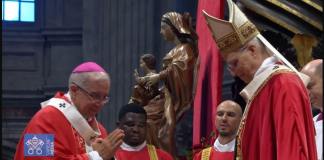 Monseñor Víctor Hugo Palma recibió el palio arzobispal de manos del Papa León XIV. Foto La Hora: Vatican Media