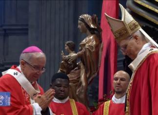Monseñor Víctor Hugo Palma recibió el palio arzobispal de manos del Papa León XIV. Foto La Hora: Vatican Media