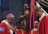 Monseñor Víctor Hugo Palma recibió el palio arzobispal de manos del Papa León XIV. Foto La Hora: Vatican Media