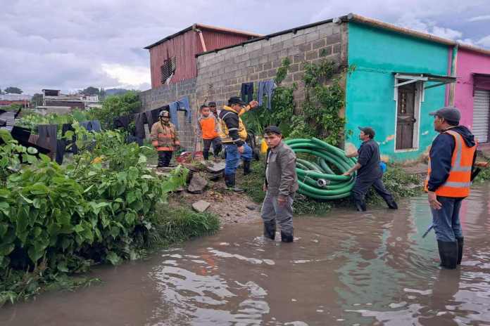 La Conred brinda apoyo con cuerpos de socorro por inundaciones repentinas en distintos departamentos. El pronóstico de este día es que continúen nublados y lluvia. Foto: Conred