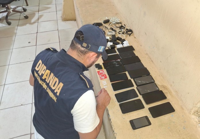 La PNC localizó teléfonos y tarjetas SIM en tres cárceles. Foto La Hora: PNC