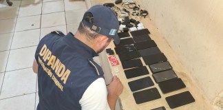 La PNC localizó teléfonos y tarjetas SIM en tres cárceles. Foto La Hora: PNC