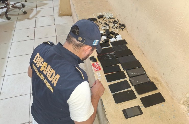 La PNC localizó teléfonos y tarjetas SIM en tres cárceles. Foto La Hora: PNC