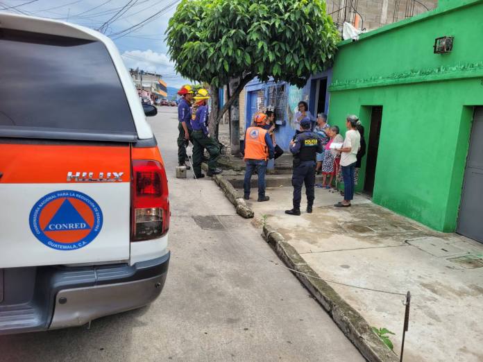 La Coordinadora Nacional para la Reducción de Desastres (Conred) inspeccionó un barranco en zona 12 en búsqueda de 