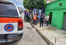 La Coordinadora Nacional para la Reducción de Desastres (Conred) inspeccionó un barranco en zona 12 en búsqueda de "olores fétidos". Foto La Hora: Omar Morales / Ciudad Real es Calidad