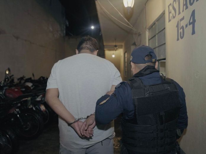 pnc captura hombre La PNC detuvo al hombre que minutos antes había atropellado a un agente de la PNC y un agente municipal.