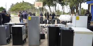 Pistolas, drogas, 62 televisores y 17 refrigeradoras, entre otros ilícitos, localizan en requisa en Pavón