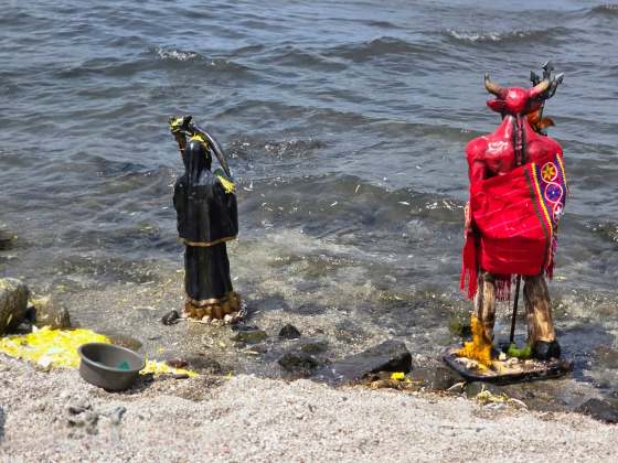 Dos estatuas de un diablo y la santa muerte fueron halladas en el lugar. Foto La Hora: Cocode Chuasanahí