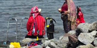 Expulsan a hombre y mujer que realizaban supuesto ritual satánico en el lago de Atitlán
