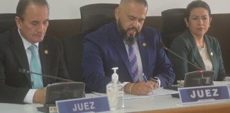 De izquierda a derecha, los integrantes de la Sala Tercera de Apelaciones del Ramo Penal, allegado al diputado Felipe Alejos: el vocal II Mario Federico Hernández; el presidente, Alejandro Prado; y la vocal I, Ingrid García. Foto La Hora: Sergio Osegueda