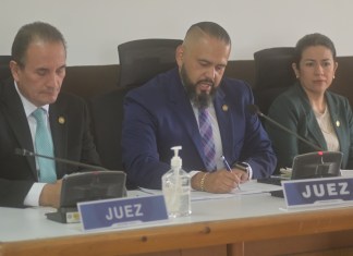 De izquierda a derecha, los integrantes de la Sala Tercera de Apelaciones del Ramo Penal, allegado al diputado Felipe Alejos: el vocal II Mario Federico Hernández; el presidente, Alejandro Prado; y la vocal I, Ingrid García. Foto La Hora: Sergio Osegueda