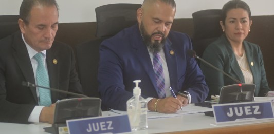 De izquierda a derecha, los integrantes de la Sala Tercera de Apelaciones del Ramo Penal, allegado al diputado Felipe Alejos: el vocal II Mario Federico Hernández; el presidente, Alejandro Prado; y la vocal I, Ingrid García. Foto La Hora: Sergio Osegueda