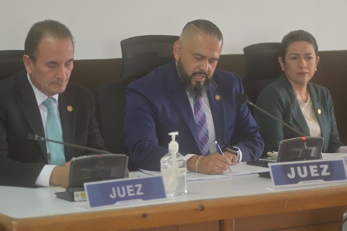 De izquierda a derecha, los integrantes de la Sala Tercera de Apelaciones del Ramo Penal, allegado al diputado Felipe Alejos: el vocal II Mario Federico Hernández; el presidente, Alejandro Prado; y la vocal I, Ingrid García. Foto La Hora: Sergio Osegueda