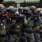 Agentes federales son enviados después de una redada por ICE en Paramount, California. Foto: EFE
