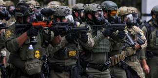 Agentes federales son enviados después de una redada por ICE en Paramount, California. Foto: EFE