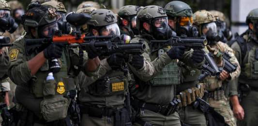Agentes federales son enviados después de una redada por ICE en Paramount, California. Foto: EFE
