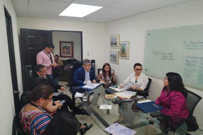 El ministro de Salud, Joaquín Barnoya, actualiza los trabajos para instalar el tomógrafo en el Hospital San Juan de Dios de la capital. Foto: La Hora