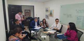 El ministro de Salud, Joaquín Barnoya, actualiza los trabajos para instalar el tomógrafo en el Hospital San Juan de Dios de la capital. Foto: La Hora