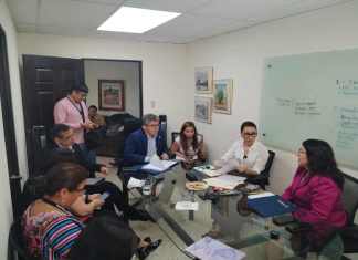 El ministro de Salud, Joaquín Barnoya, actualiza los trabajos para instalar el tomógrafo en el Hospital San Juan de Dios de la capital. Foto: La Hora