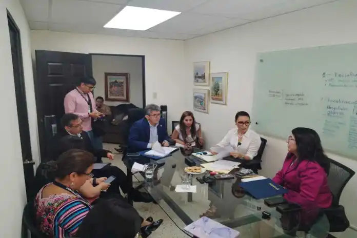 tomografosaludministro El ministro de Salud, Joaquín Barnoya, actualiza los trabajos para instalar el tomógrafo en el Hospital San Juan de Dios de la capital. Foto: La Hora