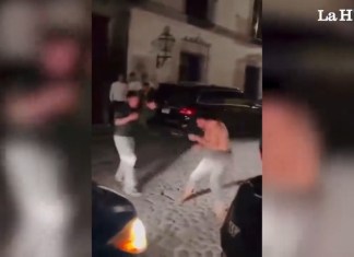 Una riña se reportó en la Antigua Guatemala por varios minutos, en la que no hubo intervención por parte de autoridades. Foto La Hora: RRSS