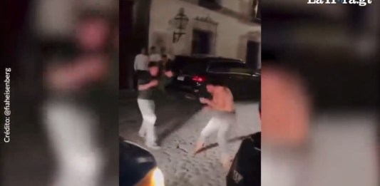 Una riña se reportó en la Antigua Guatemala por varios minutos, en la que no hubo intervención por parte de autoridades. Foto La Hora: RRSS