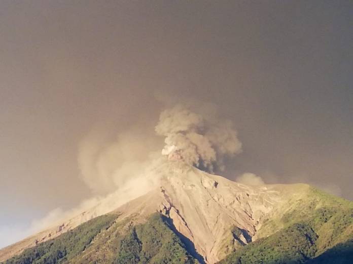 Insivumeh alertó sobre el posible incremento de lahar en la barranca Ceniza, por las lluvias en el Volcán de Fuego. Foto de referencia del volcán de Fuego: Archivo la Hora